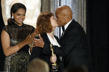 Susan Sarandon embrassant Harry Belafonte