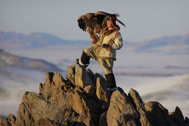 Un aigle et son dresseur dans les montagnes d'Altai