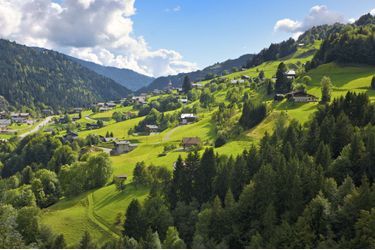 Un petit village isolé dans les Alpes françaises