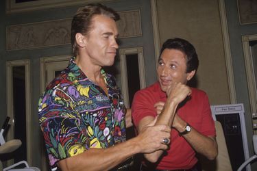 L&#039;acteur Arnold Schwarzenegger et l&#039;animateur Michel Drucker au Health-Club de l&#039;hotel RITZ à PARIS, mimant la boxe.
