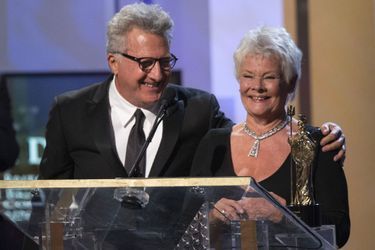 Judi Dench a reçu des mains de Dustin Hoffman un prix pour l&#039;ensemble de sa carrière