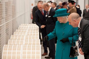 La reine Elisabeth II d’Angleterre et le prince Philip inaugure la nouvelle usine de fabrication de moteurs Jaguar Land Rover à Wolverhampton le...
