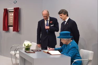 La reine Elisabeth II d’Angleterre inaugure la nouvelle usine Jaguar Land Rover à Wolverhampton le 30 octobre 2014