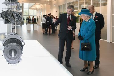 La reine Elisabeth II d’Angleterre inaugure la nouvelle usine Jaguar Land Rover à Wolverhampton le 30 octobre 2014