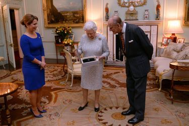 La reine Elizabeth II avec la princesse Haya de Jordanie et le prince Philip à Londres, le 26 novembre 2014