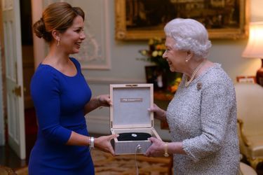 La reine Elizabeth II reçoit des mains de la princesse Haya de Jordanie le «Lifetime Achievement Award» à Londres, le 26 novembre 2014