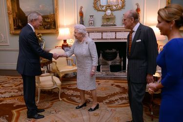 La reine Elizabeth II salue Keith Taylor à Londres, le 26 novembre 2014