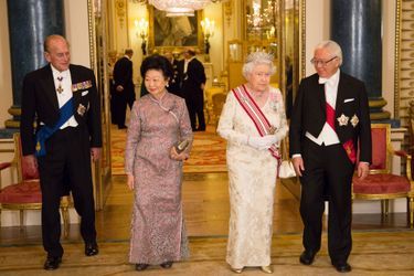 La reine Elizabeth II, son époux le duc d’Edimbourg, avec le président de la République de Singapour et sa femme à Londres le 21 octobre 2014