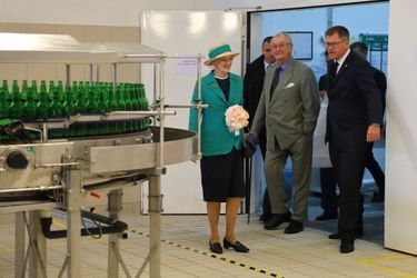 La reine Margrethe II de Danemark visite l’usine de bière danoise Carlsberg à Koprivnica, le 23 octobre 2014