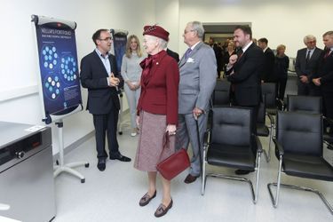 La reine Margrethe II de Danemark visite un laboratoire pharmaceutique à Zagreb, le 22 octobre 2014