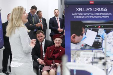 La reine Margrethe II de Danemark visite un laboratoire pharmaceutique à Zagreb, le 22 octobre 2014