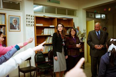 La reine Rania de Jordanie visite une école de filles à Amman, le 23 novembre 2014