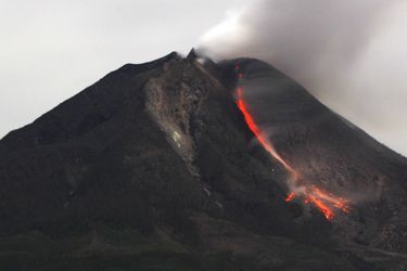Le mont Sinabung en éruption, le 12 octobre 2014