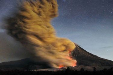 Le mont Sinabung en éruption, le 13 octobre 2014
