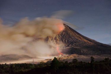 Le mont Sinabung en éruption, le 13 octobre 2014