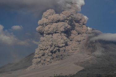 Le mont Sinabung en éruption, le 14 janvier 2014