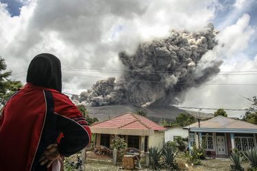 Le mont Sinabung en éruption, le 8 octobre 2014