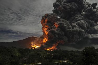 Le mont Sinabung en éruption, le 8 octobre 2014