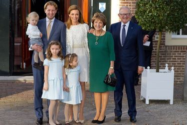 Le prince Floris, avec son épouse la princesse Aimée, leurs enfants, et ses parents à Apeldoorn, le 9 novembre 2014