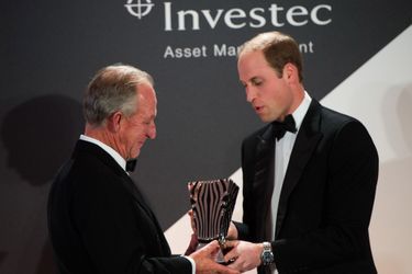 Le prince William remet The Prince William Award for Conservation in Africa à Richard Bonham à Londres, le 25 novembre 2014