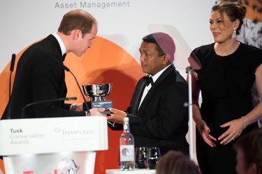 Le prince William remet The Tusk Conservation Award for Conservation in Africa à Herizo Andrianandrasana à Londres, le 25 novembre 2014