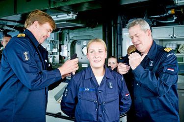 Le roi Willem-Alexander des Pays-Bas visite des navires de guerre participant à un exercice naval dans la Baltique, le 8 octobre 2014 