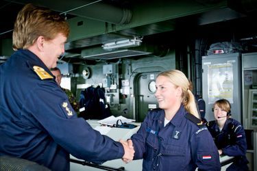 Le roi Willem-Alexander des Pays-Bas visite des navires de guerre participant à un exercice naval dans la Baltique, le 8 octobre 2014 