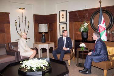 Mette-Marit et Haakon de Norvège sont reçus en audience par le roi de Jordanie Abdallah II au palais royal à Amman, le 22 octobre 2014