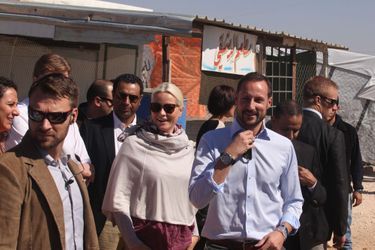 Mette-Marit et Haakon de Norvège visitent le camp de Zaatari dans la ville de Mafraq où vivent des réfugiés syriens, le 21 octobre 2014