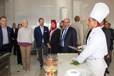 Mette-Marit et Haakon de Norvège visitent un centre de formation professionnelle pour les jeunes à Amman Est, le 21 octobre 2014