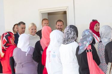 Mette-Marit et Haakon de Norvège visitent un centre de formation professionnelle pour les jeunes à Amman Est, le 21 octobre 2014