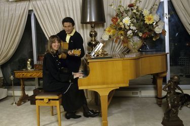Février 1986- Portrait de Michel Drucker chez lui à la guitare avec sa belle-fille Stéphanie, fille de Dany SAVA, faisant du piano.