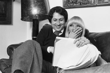 En région parisienne, portraits en intérieur de l&#039;animateur de télévision Michel Drucker, en compagnie de son épouse la comédienne Dany Saval, lisant un manuscrit, tous deux assis dans un canapé, chez eux.