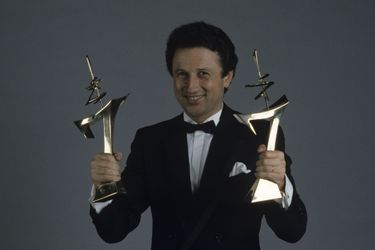 Paris- octobre 1987- Photographies prises en studio à l&#039;occasion de la remise des 7 d&#039;Or au Lido : Michel Drucker tenant ses deux trophée.
