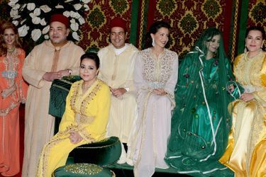 Mohammed VI, sa sœur Lalla Asma, le prince Moulay Rachid, sa sœur Lalla Meryem, Lalla Oum Keltoum, et la sœur du marié et du roi, Lalla Hasna.  