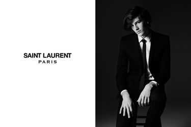 Dylan Brosnan, élégant pour Saint Laurent - Le fils de Pierce Brosnan mannequin