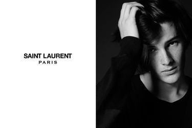 Dylan Brosnan, élégant pour Saint Laurent - Le fils de Pierce Brosnan mannequin