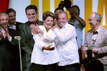 «Muito obrigada!». Dilma Rousseff s’est empressé de remercier son électorat par un message Twitter. La présidente sortante de gauche a été réélue dimanche soir pour quatre ans à la tête du Brésil. A l'issue d’un scrutin très serré, la candidate du Parti des travailleurs s'est imposée avec 51,6% des voix contre 48,4% pour le sénateur centriste Aecio Neves. Le Brésil et ses 142 millions d’électeurs apparaissent coupés en deux. Le Sud, plus riche, a majoritairement voté en faveur du virage libéral promis par Aecio Neves tandis que le Nord et le Nord-Est, plus défavorisés,ont préféré la continuité dans la mise en oeuvre de programmes sociaux incarnée par Dilma Rousseff. «J'appelle tous les Brésiliens, sans exception, à s'unir pour l'avenir du Brésil», a déclaré la présidente fraîchement réélue, devant des partisans réunis dans un hôtel de Brasilia. «Je veux être une bien meilleure présidente que celle que j'ai été jusqu'à présent», a-t-elle défendue, la voix cassée après plusieurs semaines de campagne. En priorité de son second mandat, elle a érigé une réforme politique et appelé au dialogue, notamment avec le Congrès. Elle s’est aussi engagée à combattre la corruption, thème qui a marqué cette campagne particulièrement virulente.De son côté, son adversaire malheureux, Aecio Neves, a reconnu la défaite. «Notre plus grande priorité doit être de rassembler le Brésil», a-t-il déclaré précisant qu'il avait appelé la présidente réélue.