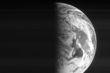Le 5 mars 2005, Rosetta photographie la Terre avec son appareil embarqué. Il lui reste encore un très long périple jusqu'à la comète 67P/Tchourioumov-Guérassimenko.