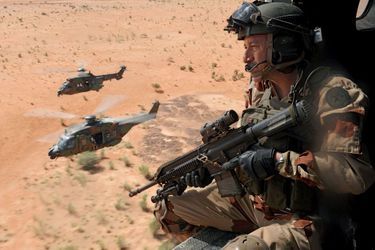 Les vols sont quotidiens. Pas question de relâcher la pression sur les groupes armés de la bordure sahélo-saharienne, dont les trafics ignorent les frontières. Depuis le 1er août, la France a réarticulé son dispositif dans la région<br />
. Le Sahel, après le Moyen-Orient et la Centrafrique, s’impose comme un troisième front. L’opération Barkhane déploie 3 000 militaires en ­Mauritanie, au Niger, au ­Burkina Faso et au Tchad pour enrayer le retour des djihadistes au Mali. Les effectifs réduits à 1 400 hommes dans le pays ont été renforcés dans le Nord, près du massif montagneux de l’Adrar des Iforas. Fin octobre, l’armée y a mené un ­assaut victorieux qui a coûté la vie au sergent-chef ­Thomas Dupuy, 32 ans, le dixième soldat tombé depuis le début de l’intervention française au Mali.Sur cette image, trois hélicoptères de l&#039;armée de terre en vol, fin novembre. Au premier plan, un Imex, commando spécialisé dans l&#039;«immédiate extraction» des pilotes abattus.Retrouvez les précédents reportages de Patrick Forestier et Thomas Goisque :<br />
Afghanistan : la chevauchée des «Tigre»<br />
Raid de nuit en Afghanistan<br />
