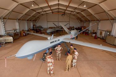 Autour d&#039;un drone Reaper sur la base de Niamey, le lieutenant-colonel Christophe Fontaine (au centre), commandant de l&#039;escadron 1-33 Belfort, et ses pilotes.Retrouvez les précédents reportages de Patrick Forestier et Thomas Goisque :<br />
Afghanistan : la chevauchée des «Tigre»<br />
Raid de nuit en Afghanistan<br />
