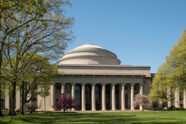 19) Massachusetts Institute of Technology