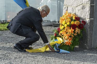 Carl XVI Gustaf devant la stèle en mémoire des victimes de l'Estonia