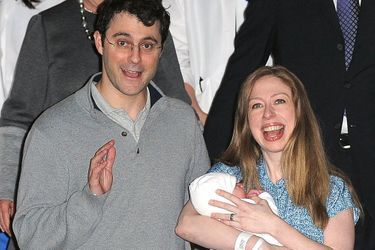 Chelsea Clinton, avec son bébé et son mari, sort de l’hôpital à New York, le 29 septembre 2014. 