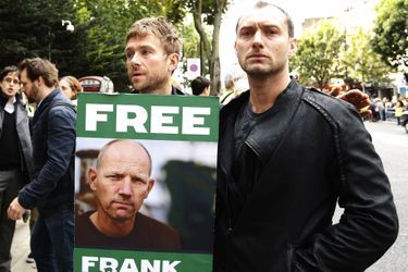 Damon Albarn et Jude Law manifestent avec Greenpeace à Londres pour la libération des activistes détenus en Russie, le 5 octobre 2013