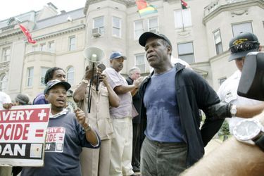 Danny Glover est arrêté après une manifestation à Washington devant l'ambassade du Soudan, le 25 août 2004