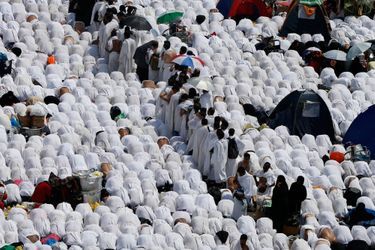 Des fidèles prient à la mosquée de Namira