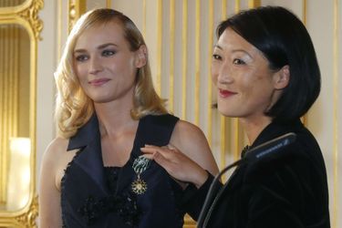 Diane Kruger, avec Fleur Pellerin, lors de sa remise de l’insigne d’officier des Arts et Lettres à Paris, le 22 septembre 2014.
