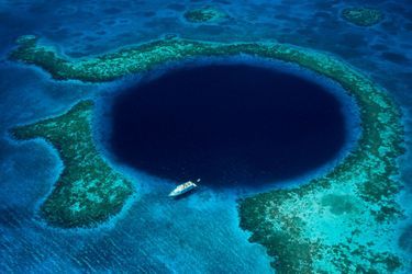 Cette superbe grotte sous-marine révèle toute sa splendeur. D&#039;un diamètre de plus de 300 mètres et d&#039;une profondeur allant jusqu&#039;à 124 mètres, le Grand Trou de Belize semble ressembler à un large disque bleu qui se démarque des eaux turquoises entouré de récifs, et peut faire penser à la pupille d&#039;un oeil. Véritable lagon naturel, le site est très convoité par les plongeurs venus du monde entier.
