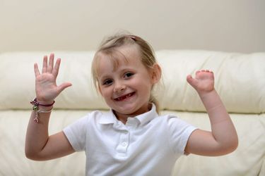 Haley, 5 ans, a bénéficié d'une main fabriquée grâce à une imprimante 3D